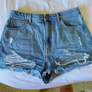 High wasted destrssed denim shorts